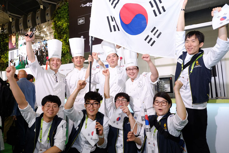 서울호서 호텔조 보퀴즈도르 대회 출전학생들 단체 사진