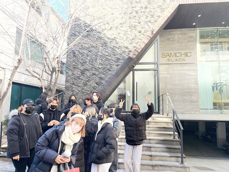 서울호서직업전문학교 헤어디자인과정 학생들이 쌤시크 블랙 앞에 모여있다.