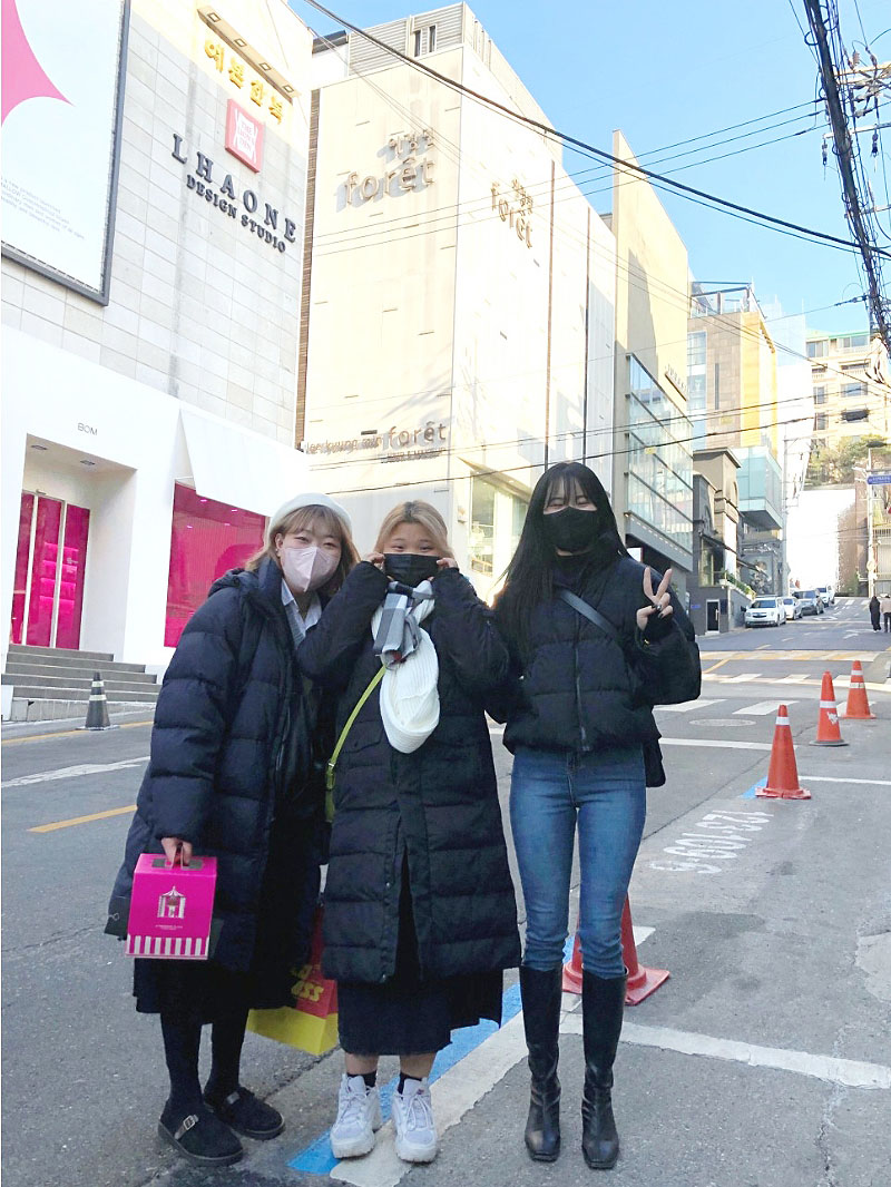 서울호서직업전문학교 헤어디자인과정 학생들이 이경민 포레 청담점 앞에 서있다.