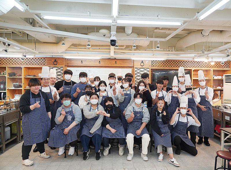 서울호서 호텔조리계열 4월 체험학교 참가 학생들과 남성렬 셰프 단체 사진